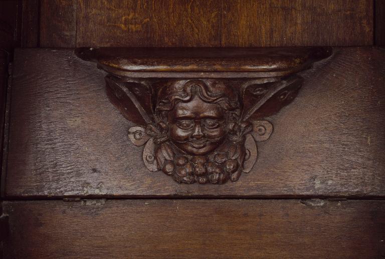 Vue d'une miséricorde, ornée d'une tête d'enfant ou d'ange.