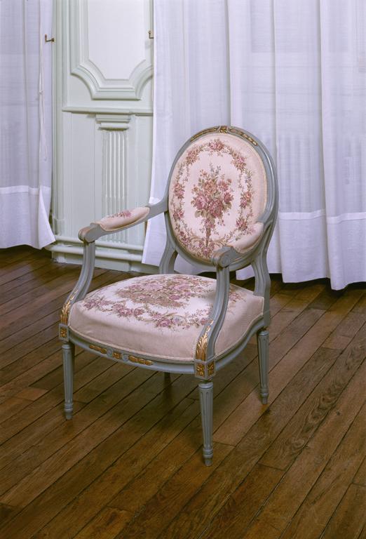 Vue d'un des fauteuils.