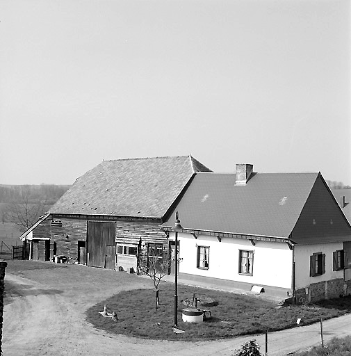Vue de la ferme, avec le logis sur la droite et l'atelier de charron attenant sur la gauche.