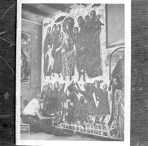 Charles Eyck exécutant la peinture 'Jésus bénissant les enfants' en 1962.