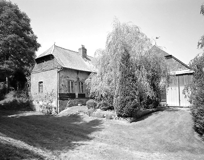 Vue éloignée du logis du 18e siècle et de la grange ancienne.