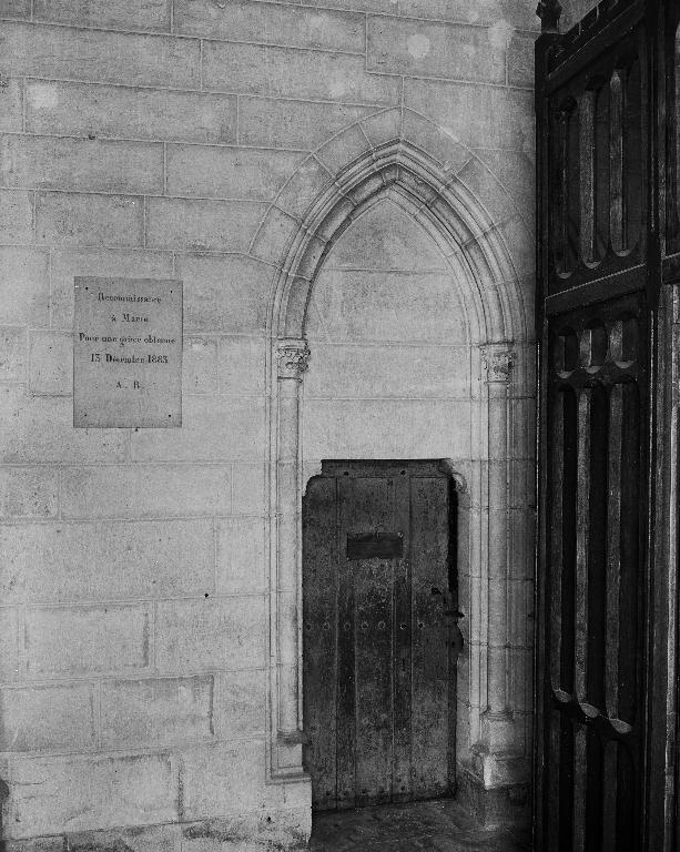 Croisillon nord du transept : vue de la porte de l'escalier qui conduit aux combles.