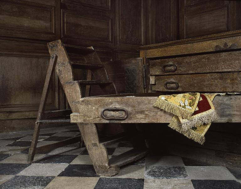 Vue d'un tiroir ouvert, reposant sur l'escabeau.