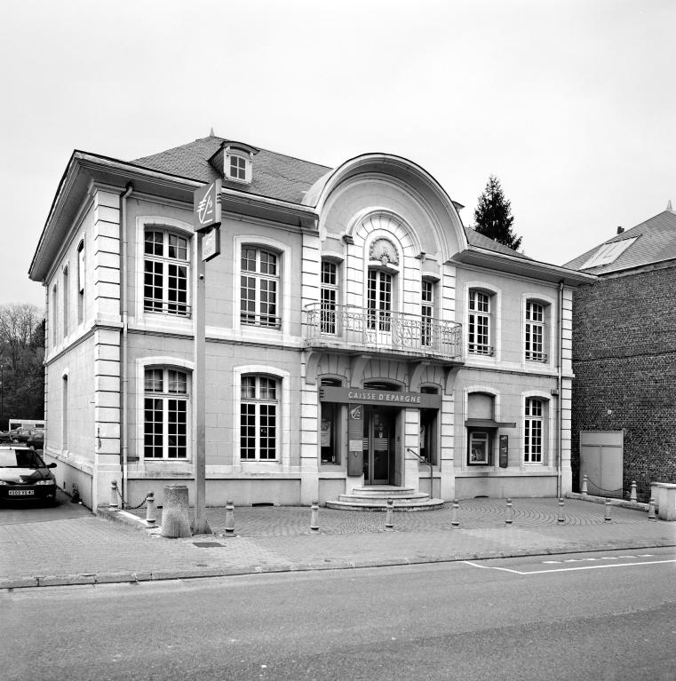 Vue de la façade sur rue de l'ancien logis patronal, abritant aujourd'hui l'agence locale de la Caisse d'épargne.