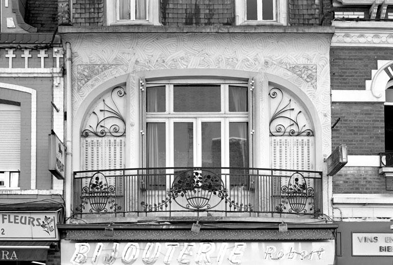 Détail de la baie triple du premier étage, avec son balconnet de fer forgé.
