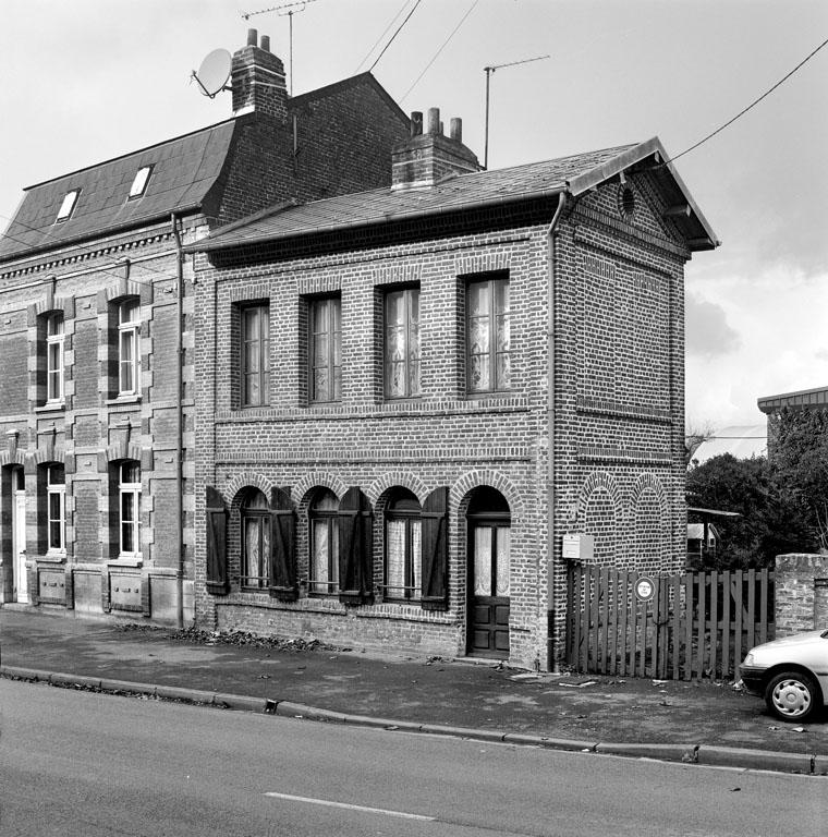 Vue de la façade sur rue du pavillon.