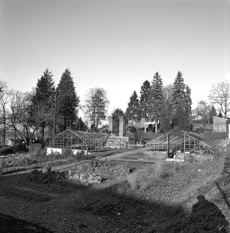 Vue des 2 serres, situées dans la partie basse du jardin.