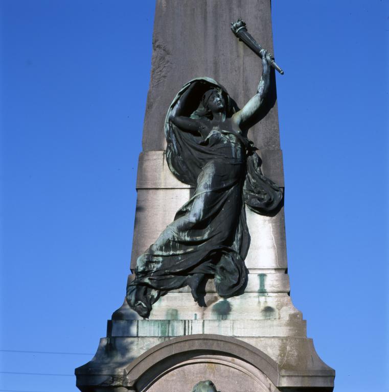 Vue de la figure qui domine la face antérieure du monument.