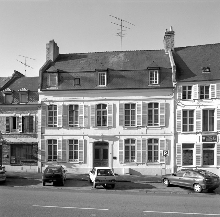 Vue de la façade sur rue du principal corps de logis.