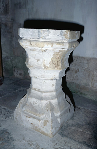 Vue d'ensemble des fonts baptismaux, en calcaire, datant du 15e siècle.