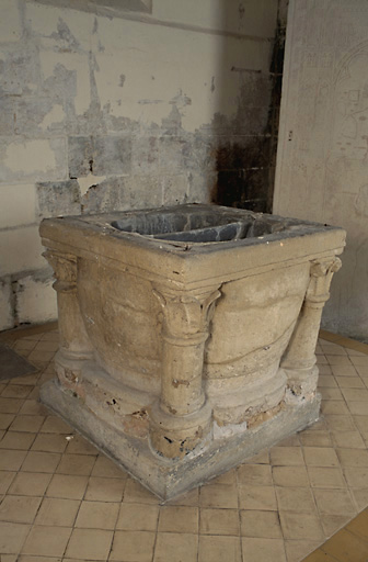 Vue d'ensemble des fonts baptismaux, en calcaire, datant du 1er quart du 13e siècle.