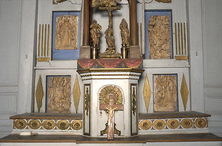 Vue des 4 hauts-reliefs en albâtre, datant de la 2e moitié du 15e siècle, encastrés dans le retable du maître-autel.
