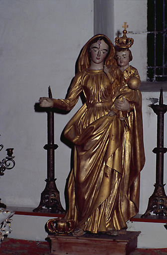 Vue d'ensemble de la statue, en bois, datée du 18e siècle.