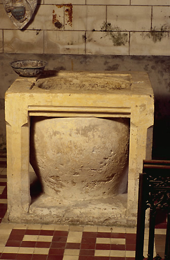 Vue d'ensemble des fonts baptismaux, en calcaire, datés du 4e quart du 14e siècle.