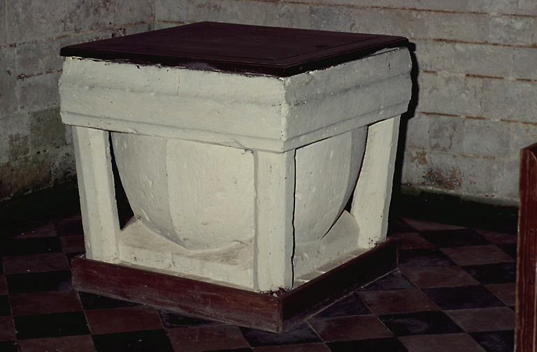 Vue d'ensemble des fonts baptismaux, en calcaire, datant du 15e siècle.