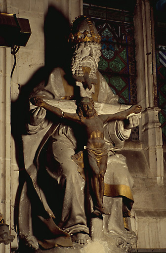 Vue d'ensemble du groupe sculpté, en calcaire, daté du 16e siècle.