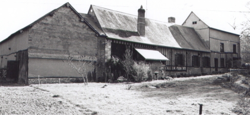 Vue d'ensemble postérieur du moulin et de son habitation.