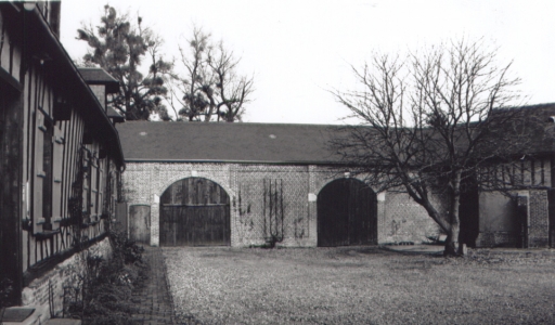 Les granges, façade sur cour.