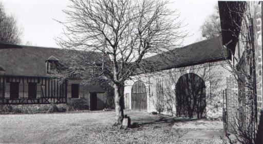 Vue de l'habitation et des granges en retour, façades sur cour.