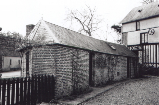 Façade sur cour des dépendances longeant la rivière.