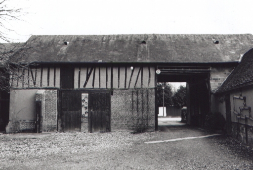 Les grange et l'entrée charretière sous porche, façade sur cour.