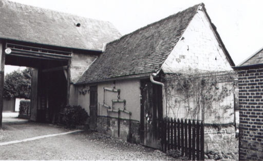 L'entrée charretière sous porche, façade sur cour.