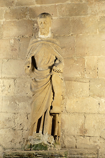 Vue d'ensemble de la statue en calcaire, datée du 2e quart du 14e siècle ou du milieu du 14e siècle.