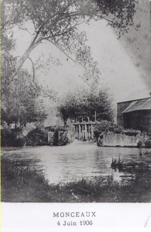 Les vannes du moulin de Monceaux, 4 juin 1906 (carte postale, collection particulière).