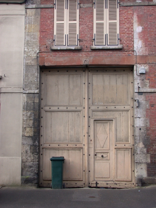 Détail du portail d'entrée de l'usine.