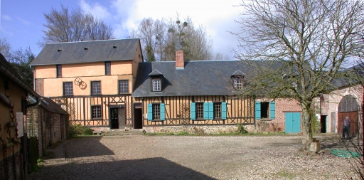 Vue d'ensemble sur cour du moulin et de son habitation.