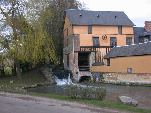 Ensemble extérieur du moulin et de sa roue sous cage.