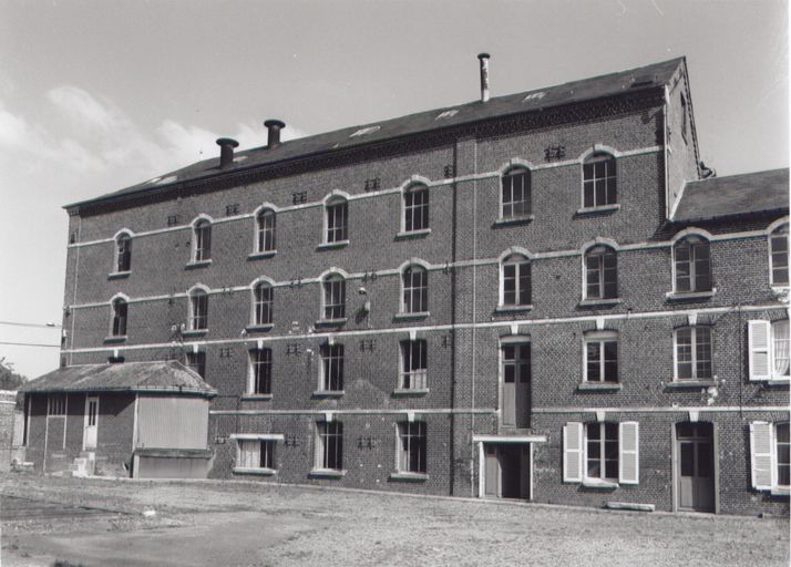 Vue d'ensemble du bâtiment de minoterie, façade sur cour.