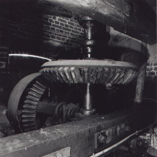 Intérieur de la salle de turbine, détail des engrenages de transmission.