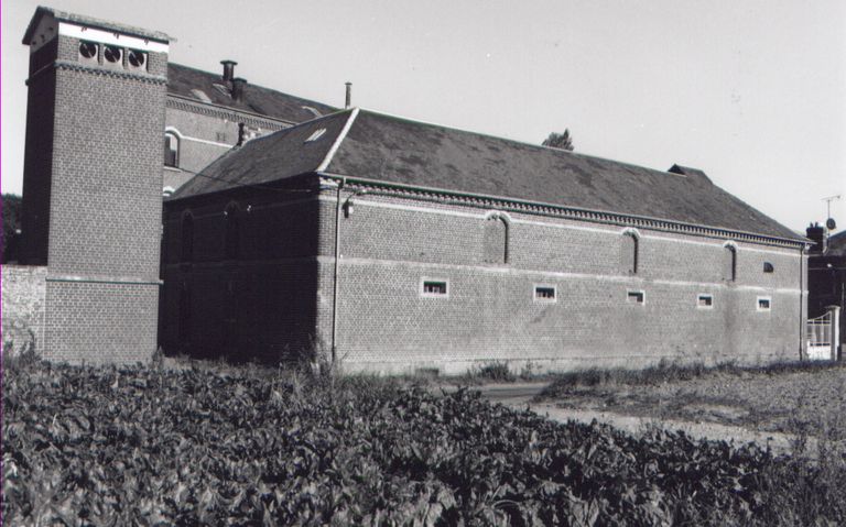 Façade sur rue de l'entrepôt industriel et du logement de meunier en retour.