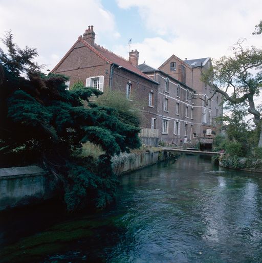 Vue d'ensemble postérieure depuis la rivière.