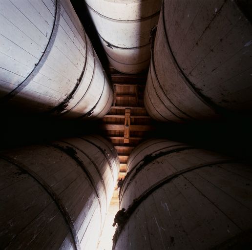 Vue d'ensemble des cinq silos cylindriques en bois.
