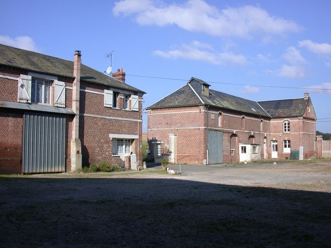 Les anciennes écuries et l'entrepôt à grains, façade sur cour.