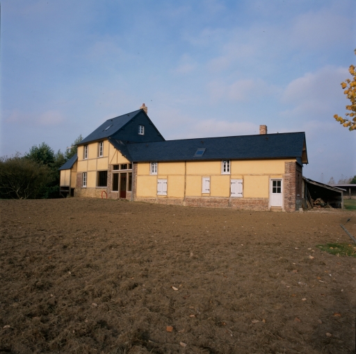 Façade est de l'atelier de fabrication et du logement attenant.