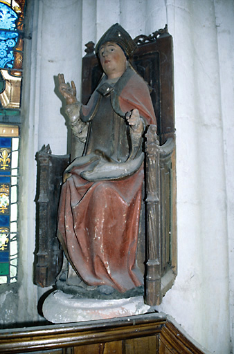 Vue d'ensemble de la statue en bois, datant du 16e siècle.