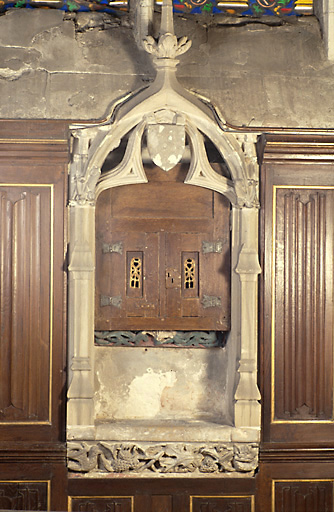 Vue d'ensemble du lavabo, en pierre, et de l'armoire eucharistique, en bois, datant du 16e siècle.