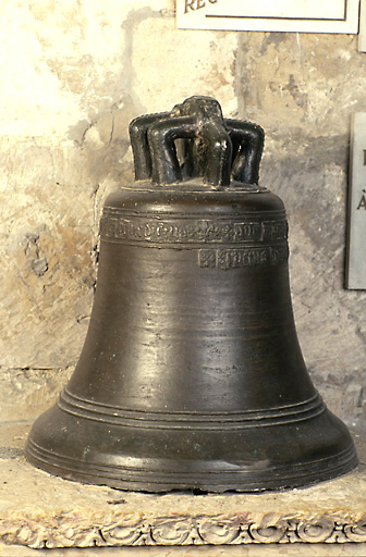 Vue d'ensemble de la cloche, en bronze, datant du 16e siècle.