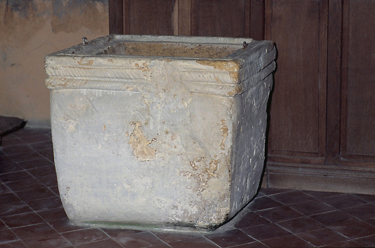Vue d'ensemble des fonts baptismaux, en calcaire, datant du 11e siècle.