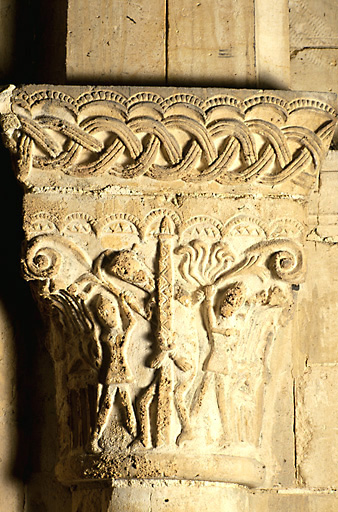 Vue d'une face du chapiteau avec la scène de la Flagellation.