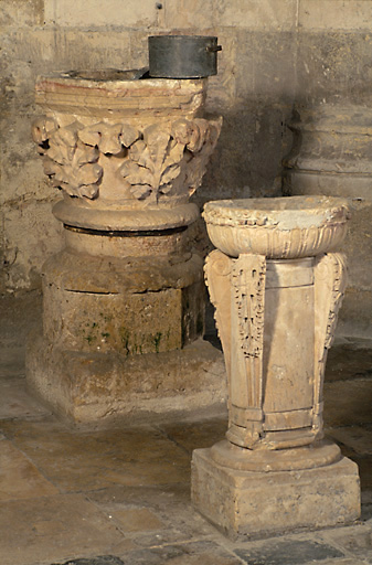 Vue d'ensemble des fonts baptismaux, en calcaire, datant du 13e siècle.