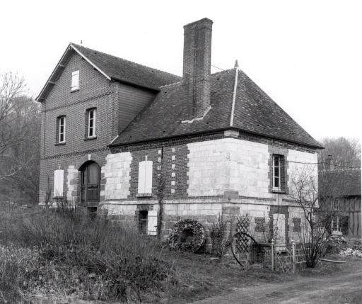 Vue d'ensemble du moulin à farine et du logement de meunier en retour.