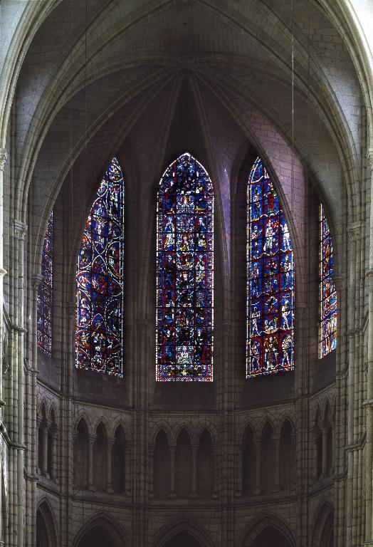 Vue des trois verrières centrales de l'abside (baies 100 à 102).