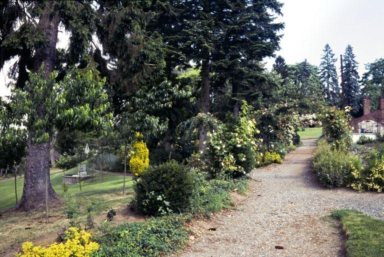 Vue partielle de la partie basse du jardin montrant sur la gauche le bassin et le socle orné jadis d'une copie de l'"Amour menaçant" d'après Falconet.