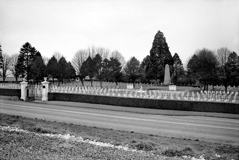 Vue générale du cimetière, depuis la route.