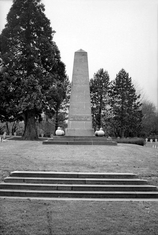 Vue de la plate-forme et de l'obélisque, marquant le centre du carré des tombes allemandes, et portant l'inscription : DULCE ET DECORUM EST/PRO PATRIA MORI.