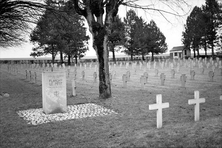 Vue de la sépulture commune des soldats allemands, située à droite devant la plate-forme de l'obélisque.